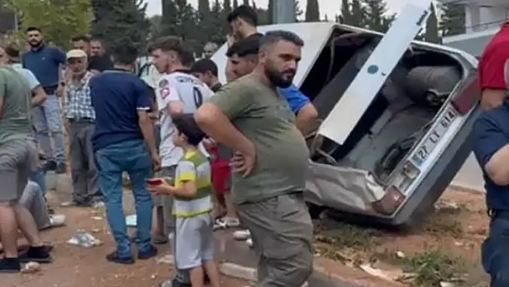 Otomobil refüjdeki aydınlatma direğine çarptı: 1 yaralı