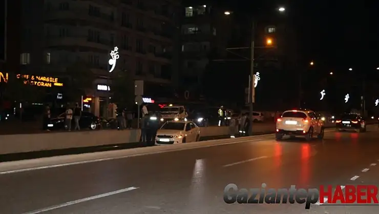 Otomobil tramvay yoluna uçtu: 2 yaralı