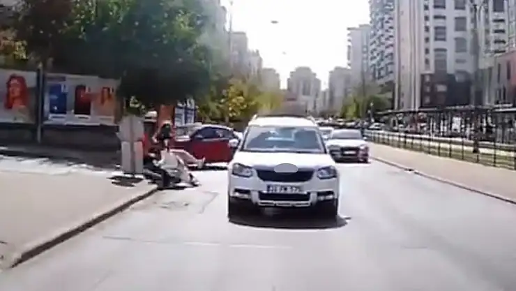 Otomobilin ani manevrası motosikletli kuryeyi hayattan koparıyordu: O anlar araç kamerasında