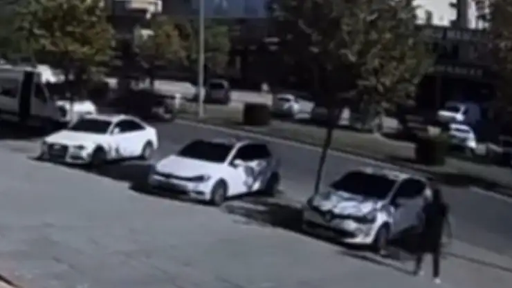 Otomobilin çarptığı 12 yaşındaki çocuk 5 günlük yaşam mücadelesini kaybetti: Feci kaza kamerada