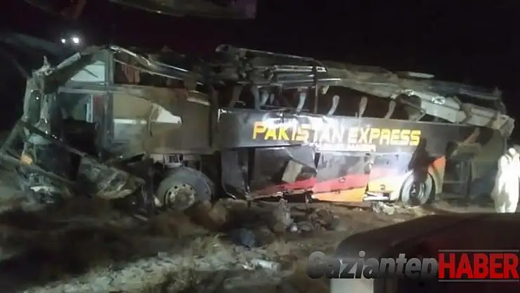 Pakistan'da yolcu otobüsü üst geçitten düştü: 7 ölü, 28 yaralı