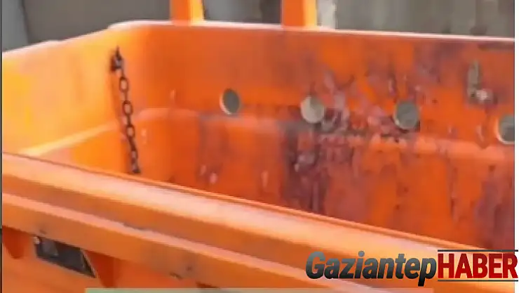 'Pes' dedirten olay! Çöp konteynerlerinin kapaklarını çaldılar.