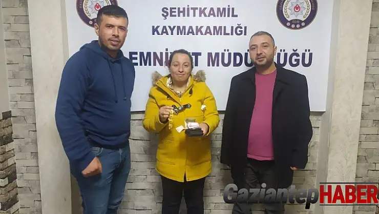 Polis memuru içerisinde 20 bin TL değerinde eşya bulunan cüzdanı sahibine ulaştırdı
