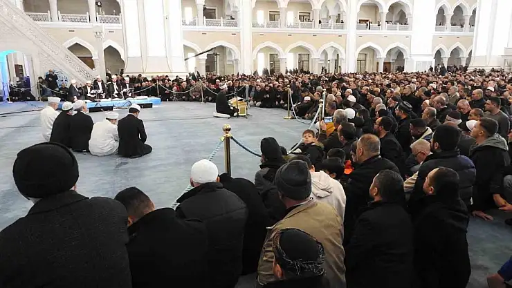Ramazan'ın müjdecisi Berat Kandili Gaziantep'te dualarla idrak edildi