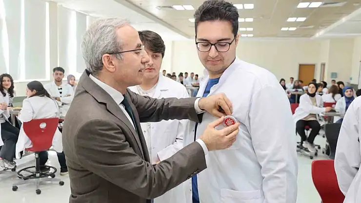 Rektör Demir, Tıp Bayramı'nda öğrencilerle buluştu
