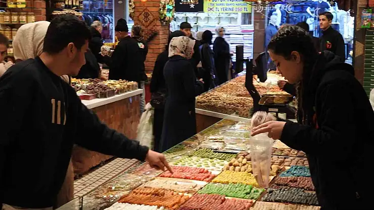 Rengarenk bayram şekerleri tezgahlarda yerini aldı