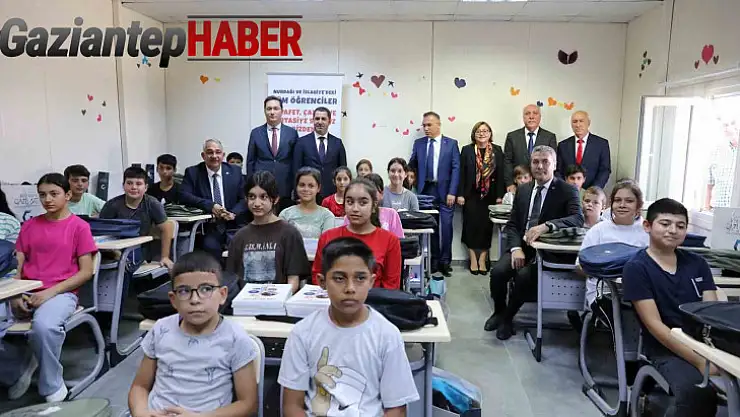 Şahin ve Vali Çeber, ilk ders gününde öğrencileri ziyaret etti