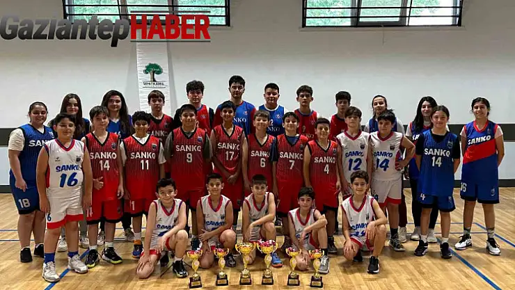 SANKO Okulları basketbol takımlarının şampiyonluk sevinci