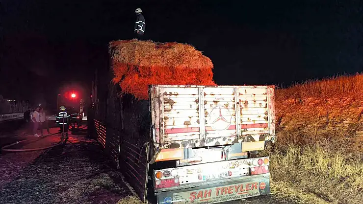 Gaziantep Otoyolu'nda Saman Yüklü Tır Alev Aldı