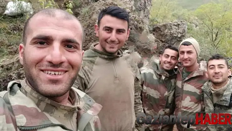 Şehit askerlerin 5'inin aynı karede yer aldığı fotoğraf yürekleri burktu