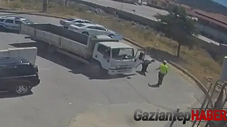 Seyir halinde nefesi kesilen kamyon sürücüsünü polisler hayata döndürdü