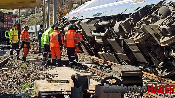 Şiddetli deprem tren vagonlarını devirdi, rayları tahrip etti
