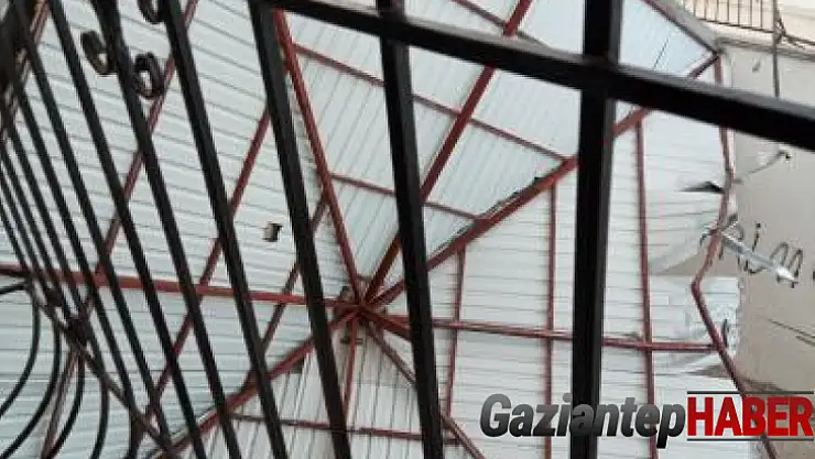 Şiddetli rüzgar okul çatısının uçurdu