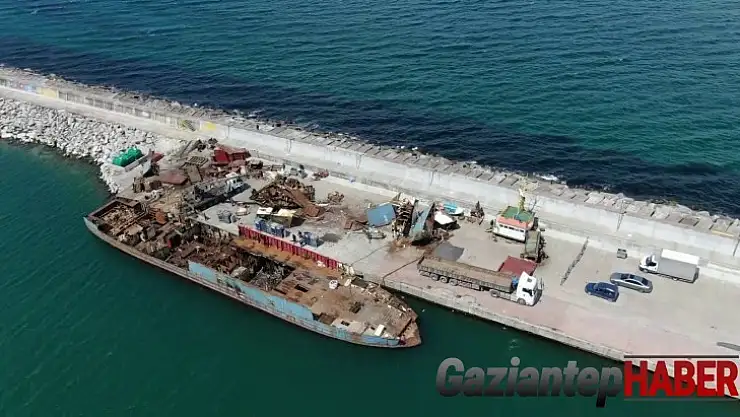 Şile'de yanan yük gemisi parçalara ayrılıyor