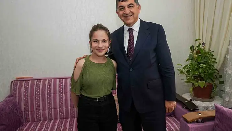 Sınava girecek öğrencilere hediye verdi