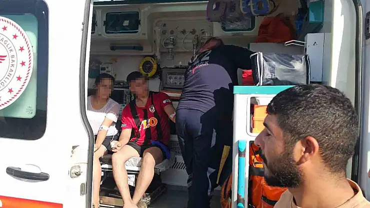 Suda çırpınan 2 genci çevredekiler son anda kurtardı