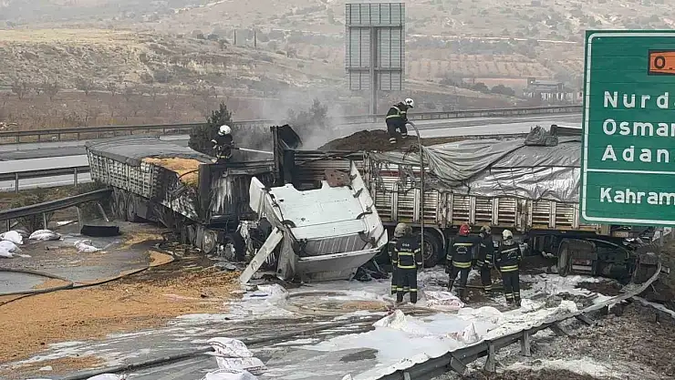 TAG Otoyolu'nda çarpışan 3 tır yandı