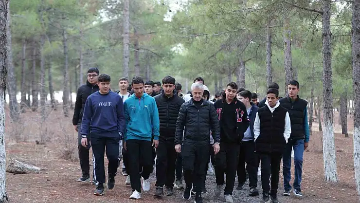 Tahmazoğlu gençlerle yürüyüş yaptı