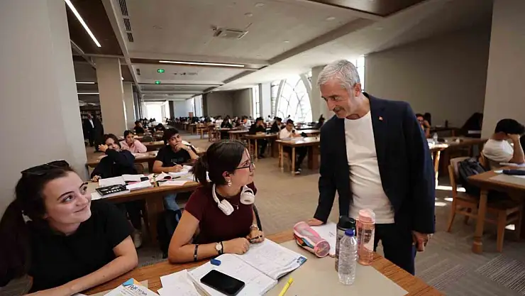 Tahmazoğlu, Şahinbey Millet Kütüphanesi'nde öğrencileri ziyaret etti