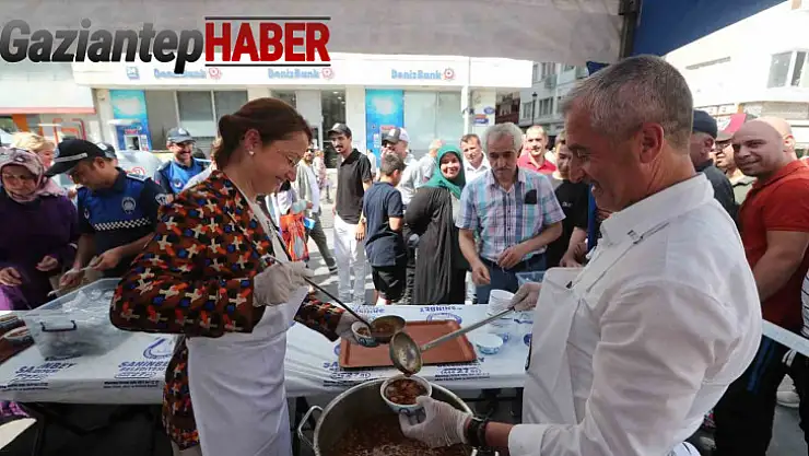 Tahmazoğlu, vatandaşlara aşure ikramında bulundu