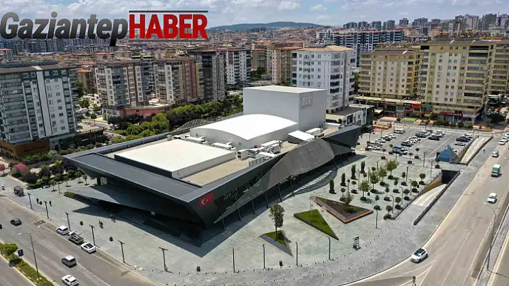 Tamer Karadağlı D.T. Şehitkamil Sahnesi ve Şehitkamil Sanat Merkezi'ne hayran kaldı