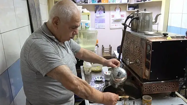 Tarihi Bakırcılar Çarşısı'nın yarım asırlık çaycısı