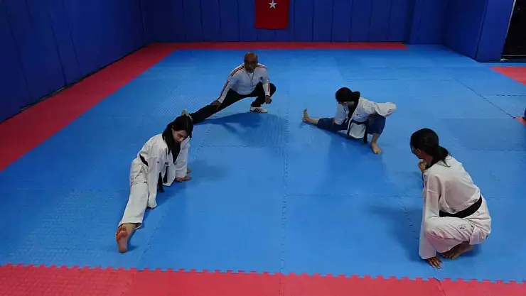 Tekvandocu babanın vakit geçirsinler diye salona götürdüğü 3 kızı milli tekvandocu oldu