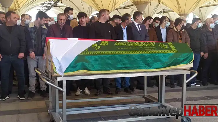 Trafik kazasında hayatını kaybeden polis memuru ve eşi son  yolculuğuna uğurlandı.