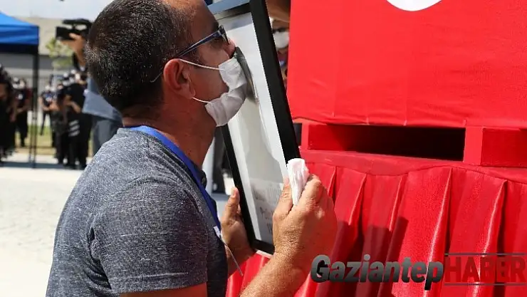 Trafik kazasında şehit düşen polis gözyaşları arasında uğurlandı