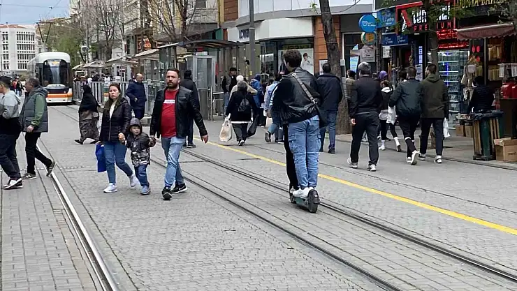 Tramvay yolunda aynı scooter'a binen 2 kişi önlerine gelene zil çaldı