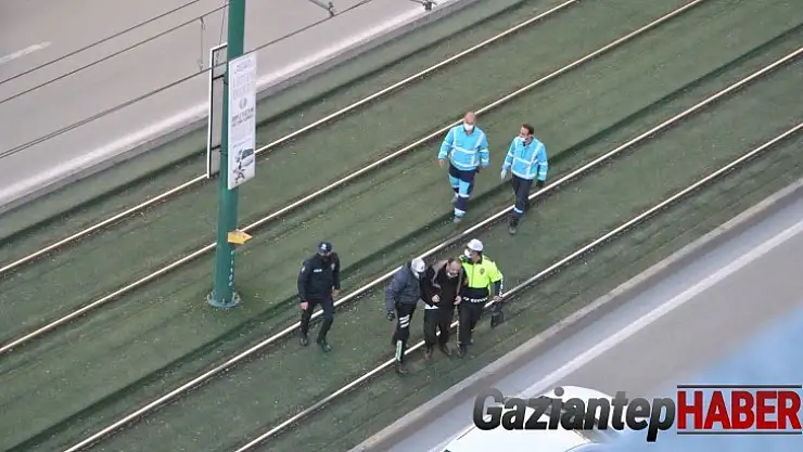 Tramvay yolunda kendine zarar vermek isterken baygınlık geçirdi