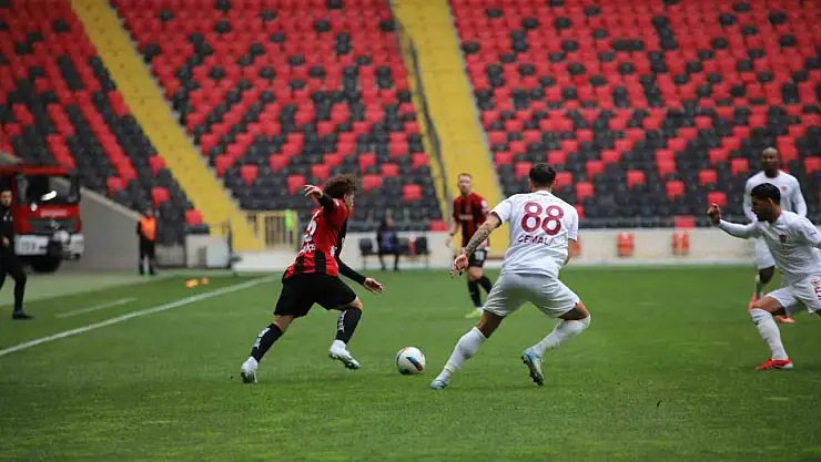 Trendyol Süper Lig: Gaziantep FK: 1 - Atakaş Hatayspor: 1 (İlk yarı)