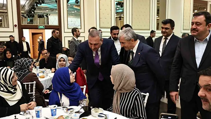 Umre'den dönen öğrenciler ve aileleri protokol ile yemekte buluştu