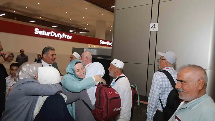 Umrelerini tamamlayan 300 kişilik ilk kafile yurda döndü