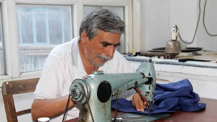 Ustasından aldığı antika dikiş makinesiyle 60 yıldır terzilik yapıyor
