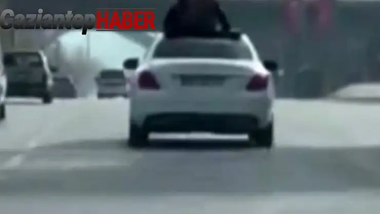 Üstü açık otomobilde tehlikeli yolculuk
