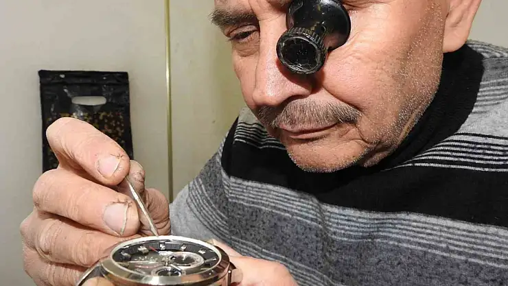 Yarım asırdır saat tamir ediyor