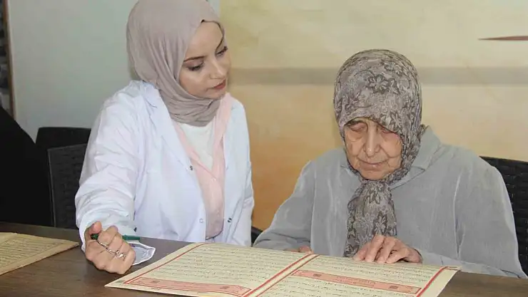Yaşlılar bu merkezde hayata bağlanıyor