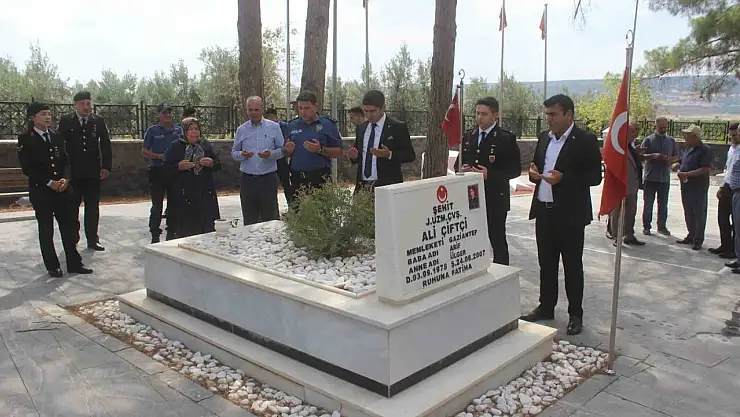 Yavuzeli'nde 15 Temmuz şehitleri anma programı kapsamında şehitlik ziyaret edildi