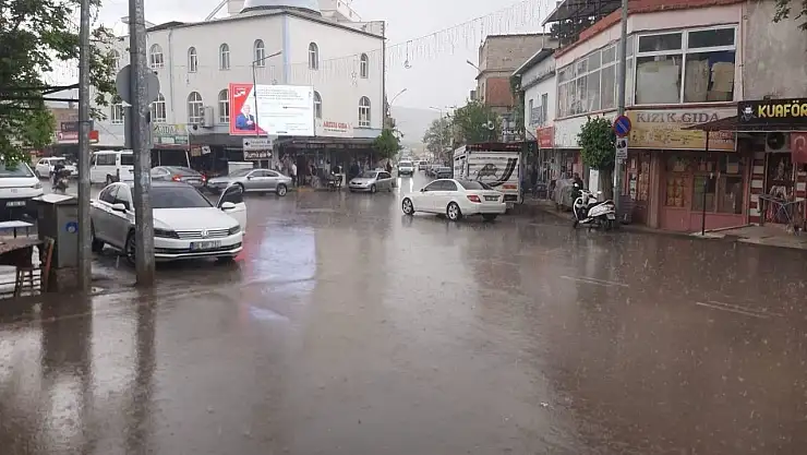 Yavuzeli'nde sağanak yağış çiftçinin yüzünü güldürdü