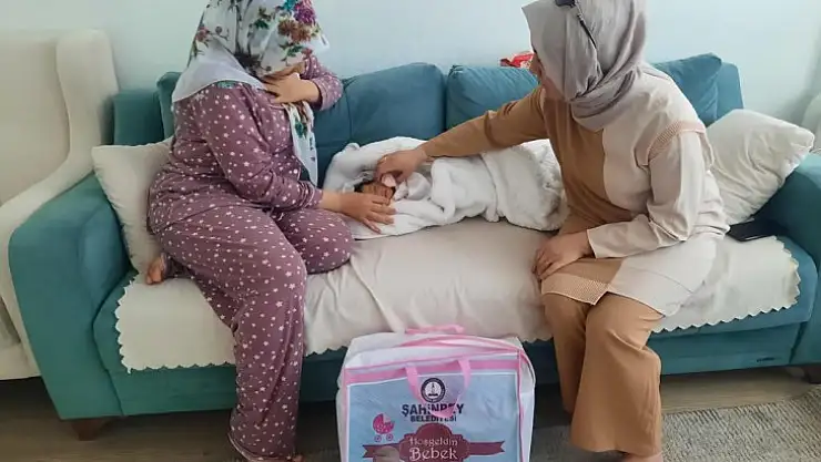 Yeni doğan bebekler ilk hediyelerini aldı