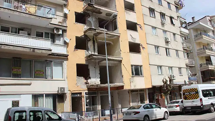 Yıkım için boşaltıldı 5 yıldır tehlike saçıyor