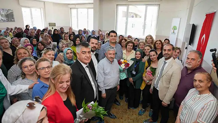 Yılmaz, başarılı kursiyerlere sertifikalarını takdim etti