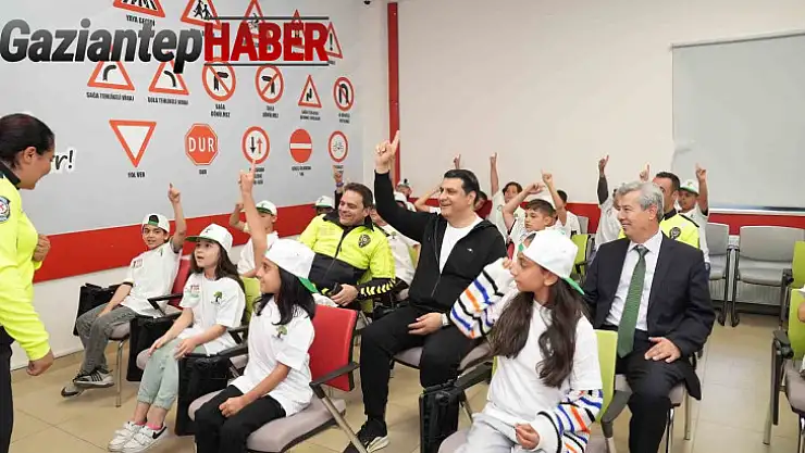 Yılmaz, geleceğin şoförleriyle buluştu