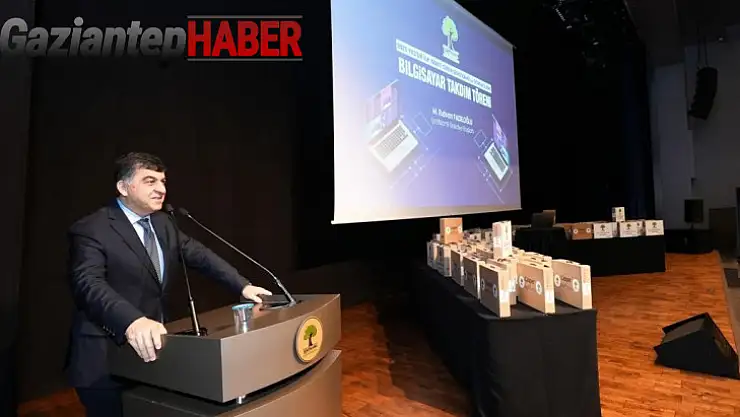 YKS'de başarılı olan öğrencilere bilgisayar armağan edildi