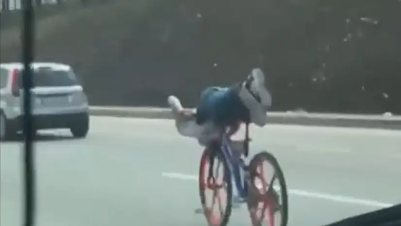 Bisikletin üzerinde uzanarak giden gençler trafiği tehlikeye attı