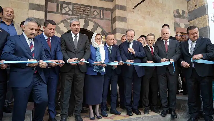Depremde hasar alan Gaziantep'teki tarihi Alaybey Cami ibadete açıldı