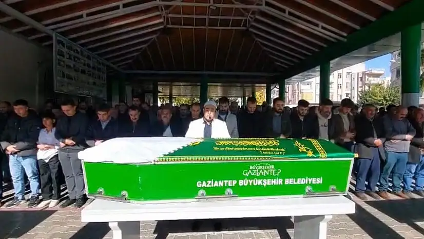 Devrilen otomobilde hayatını kaybeden kadın, memleketinde defnedildi