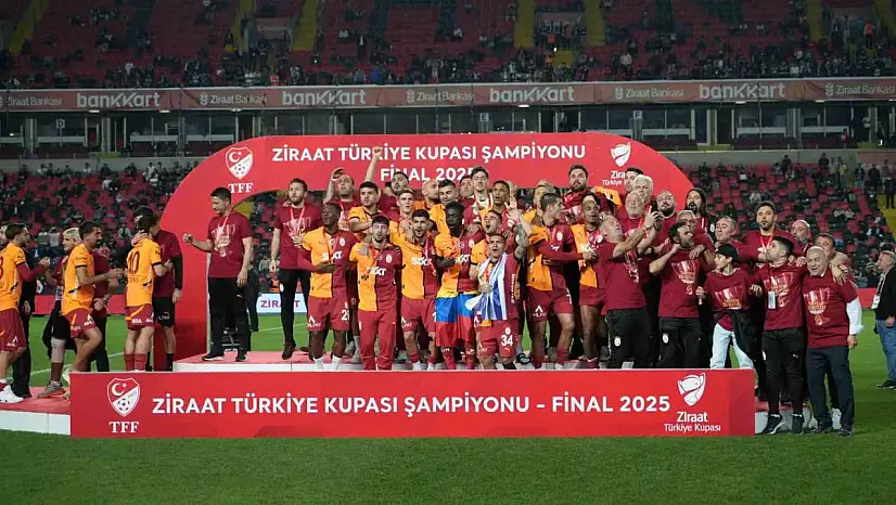 Galatasaraylı oyuncular Türkiye Kupası'nı kaldırdı, coşku zirveye ulaştı