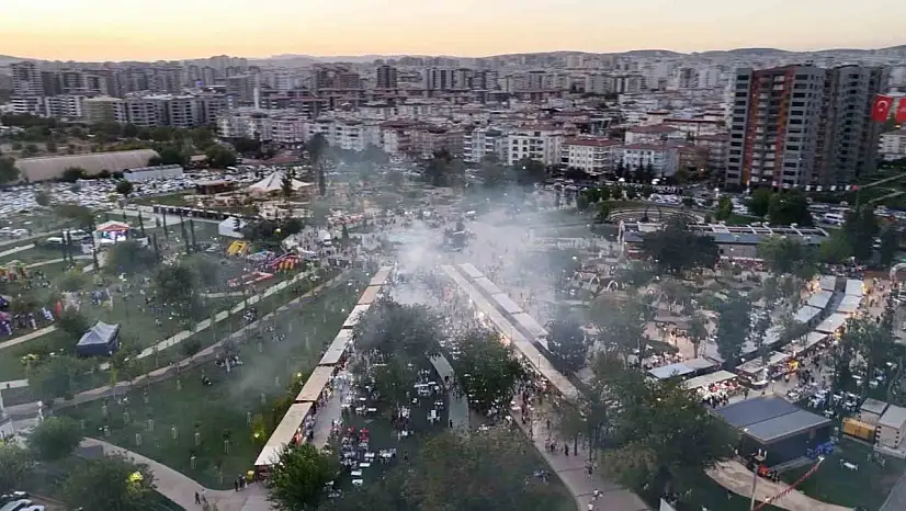 GastroANTEP'te kebap stantlarının önünde kuyruk oluştu, dumandan göz gözü görmedi